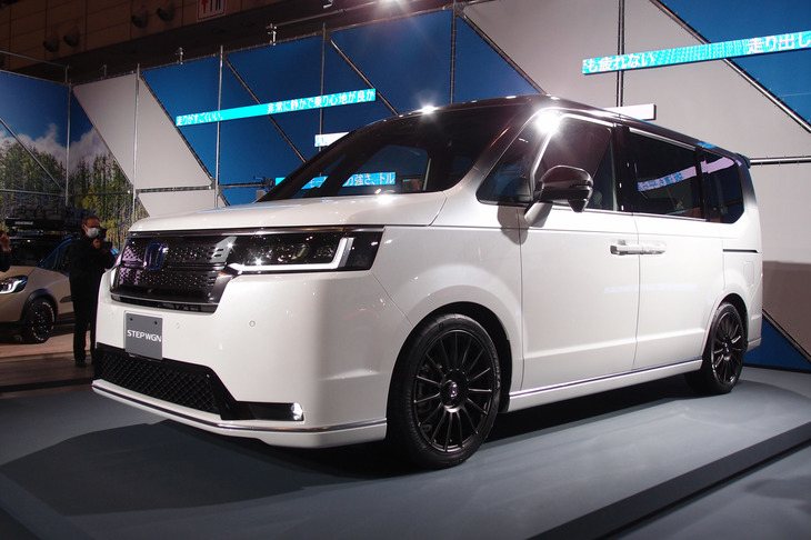 「東京オートサロン2022」に出展された新型「ホンダ・ステップワゴン」。