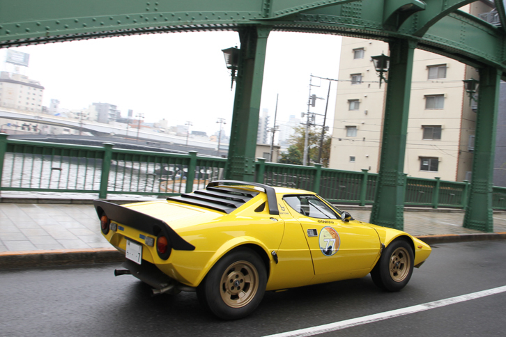 柳橋を渡っていく1974年「ランチア・ストラトス」。