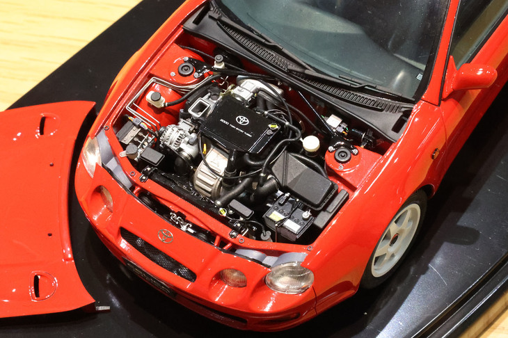 エンジンルーム内のつくり込みがすごかったタミヤの1/24「トヨタ・セリカGT-FOUR」。本来のパーツはインタークーラーのカバーくらいで、あとはほとんど3Dプリンターで自作したそうだが、配線のカプラーまで再現されている。出来栄えもさることながら、こうした場所に集まるモデラーの多くが40代以上であるのに対して、作者が28歳の青年だったことにも感動した。