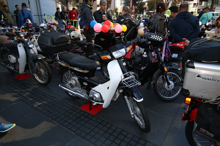 「スーパーカブ100カスタム」。タイ生産のスーパーカブ100をベースに、グラニットブルーメタリックの塗装とゴールドストライプを組み合わせたもので、1995年に登場。スクーターライクな角形ヘッドライトが特徴的だ。