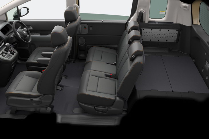 2列シート5人乗り（写真）と3列シート6人乗りが設定される「クロスター」のキャビン。内装色はアウトドアテイストを盛り込んだブラック×カーキのコンビカラーのみの設定。2列シート車の荷室には、上下を2分割して活用できるユーティリティーボードが備わっている。