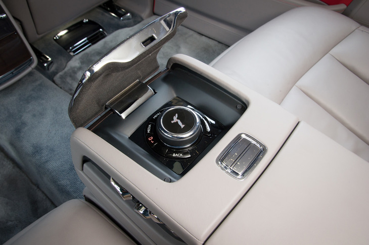 センターアームレストに備わるシアターシステムのコントローラー。ここにも「スピリット・オブ・エクスタシー」の姿が。