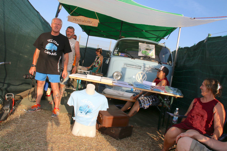 2016年夏、イタリアの「フォルクスワーゲンインターナショナルミーティング」に出店していたタトゥーショップ。