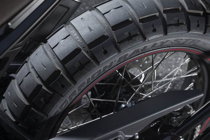 タイヤには、悪路での高いトラクション性能と舗装路でのハンドリングのよさを両立する「ピレリ・スコーピオン ラリーSTR」を採用。赤いラインが入ったアルミ製ワイヤースポークホイールも「FTRラリー」の専用装備だ。