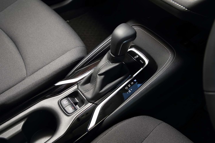 1.8リッター自然吸気エンジン車にはCVTが組み合わされる。7段の疑似マニュアル変速機能を備えている。