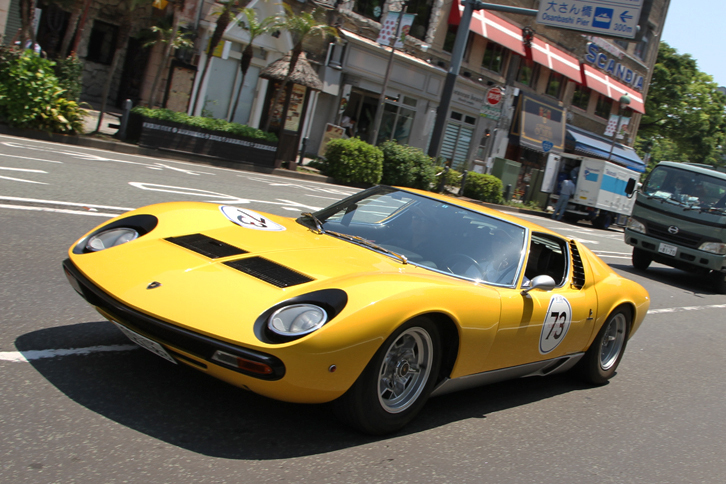 こちらも鮮やかなイエローに塗られた1970年「ランボルギーニ・ミウラP400S」。