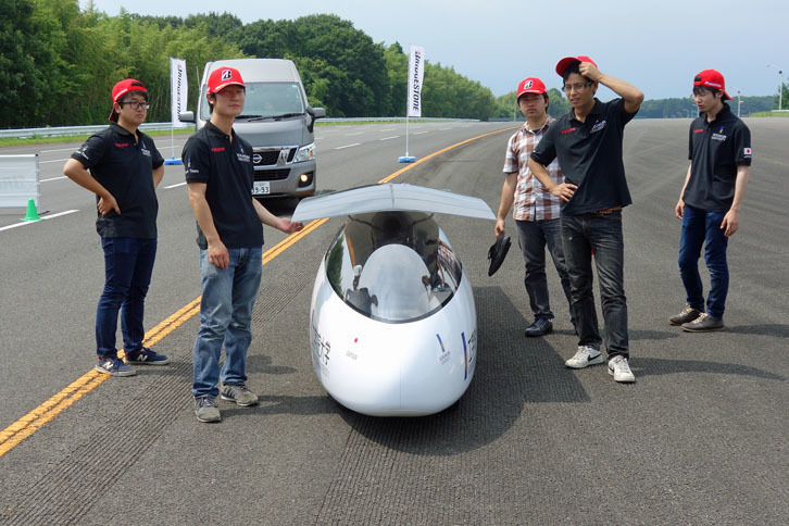 こちらはニューマシン「Wing」を囲む工学院大チームの面々。キャビンの小ささがお分かりいただけるだろうか。