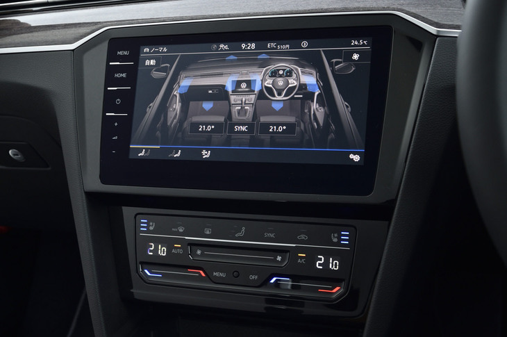 エアコンは、独立したコントロールパネルに備わるタッチ式スイッチやスライダーのほか、インフォテインメントシステムのタッチ式ディスプレイでも操作が行える。