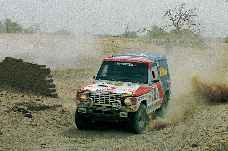 「三菱パジェロ」は1985年のパリ‐ダカールラリーで初めて総合優勝。フランスの三菱自動車販売店であるソノートが走らせたもので、ドライバーもフランス人が務めた。