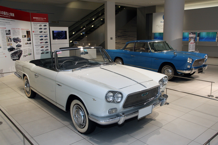 1960年「プリンス・スカイラインスポーツ」。コンバーチブル、クーペともどもミケロッティがデザインしてアレマーノの工房でつくられ、トリノショーに出展されたプロトタイプそのもの。2016年に日産のショールームに展示された際のショット。