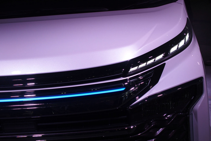 横一文字に伸びたLED加飾が組み込まれる「ヴォクシー」用のシグネチャーイルミグリル。