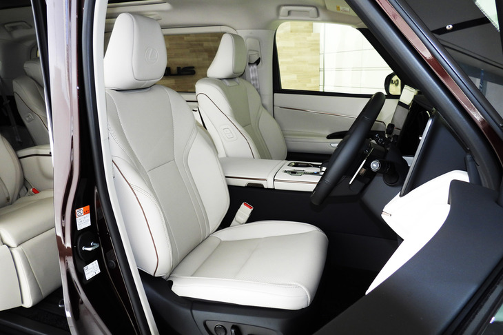 レクサスLM500h“バージョンL”（1列目シート）