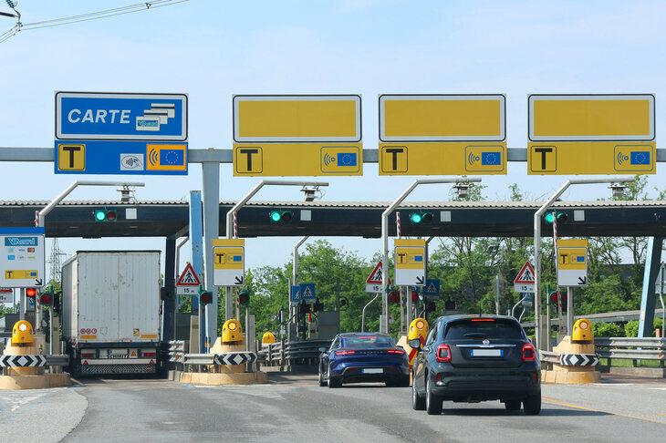 2023年撮影。もはや“数あるなかの1社”の登録商標でしかなくなったテレパスの名称はなくなり、電子料金収受ゲートを示す「T」の文字とサインのみになっている。