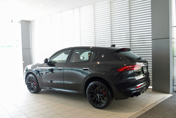 外装色は「ネロ・テンペスタ」（写真）のほか、「ビアンコ」「グリージョ・ラヴァ」「ビアンコ・アストロ」「ブルー・インテンソ」の全5色をラインナップしている。