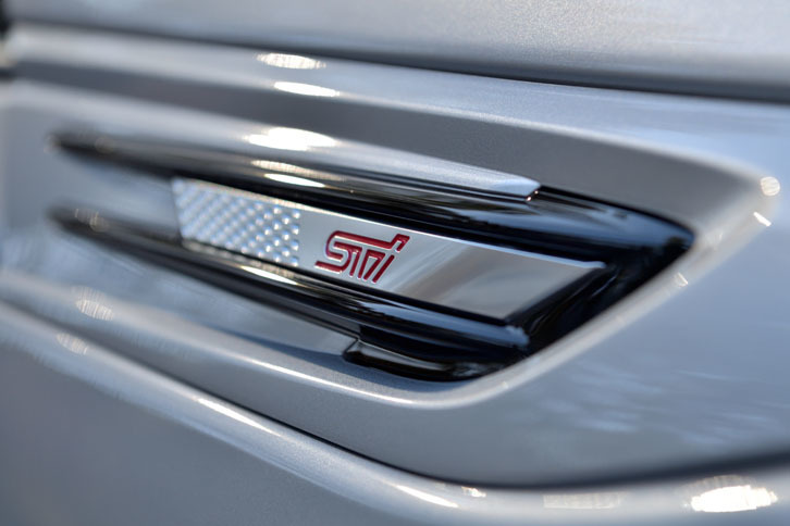 フロントフェンダーにはSTIを記された専用のオーナメントが装着される。