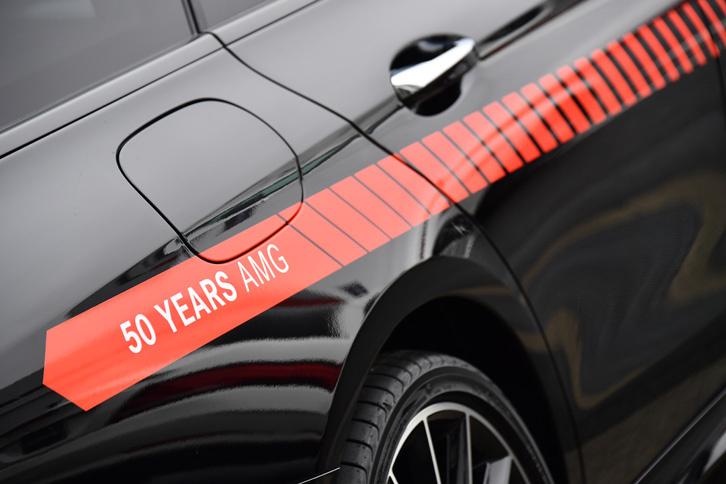 走行用のクルマを飾る「50 YEARS AMG」の文字。AMGの誕生は1967年のことで、今年で50周年を迎える。