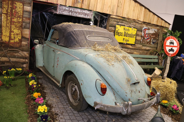 愛好会のパビリオンは、毎年工夫を凝らした装飾が見ものだ。こちらはニーダーザクセン州の一都市を拠点とする「VWベテランクラブ」のスタンド。ここにも未再生状態の1949年「フォルクスワーゲン・タイプ1カブリオレ」が。