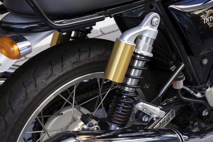 リザーバータンクやプログレッシブスプリングが備わる「INT650」のリアサスペンション。カラーリングは名門オーリンズのものを連想させる。