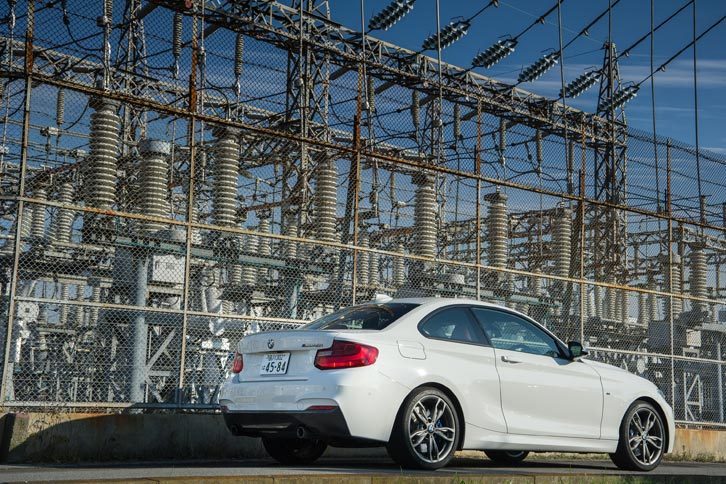 「BMW 2シリーズ クーペ」の上級グレードにあたる「M240i」。2リッターターボエンジンが搭載される「220i」に対し、こちらには340psの3リッターターボエンジンが搭載される。