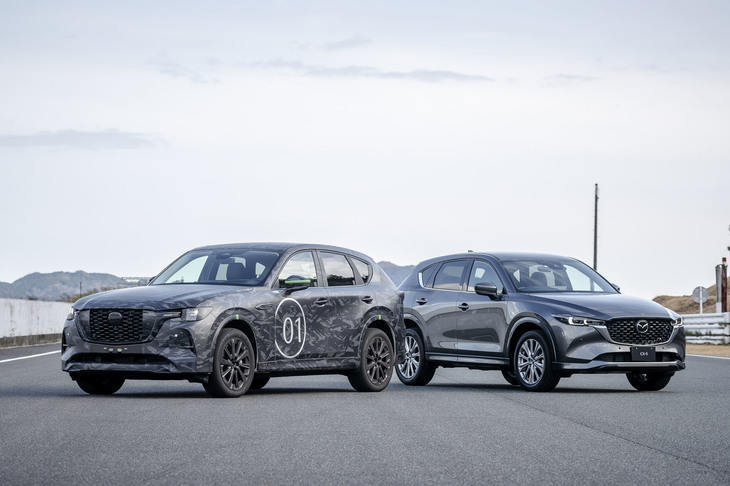 「CX-60 e-SKYACTIV PHEVプロトタイプ」（左）と「CX-5」（右）。フロントまわりではノーズの長さや先端の高さの違いに気づく。CX-5のボディーサイズは全長×全幅×全高＝4575×1845×1690mm、ホイールベースは2700mmとなる。