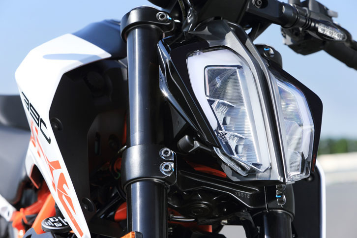 特徴的な表情を見せる「390デューク」のLED式ヘッドランプ。ウインカーにもLEDが採用されている。