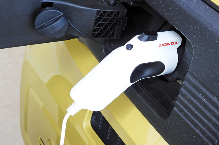 駆動用バッテリーの電気は、ソケットやコネクターに加え、AC車外給電用コネクター（写真）を使えば、充電口からも取り出しが可能。“使いすぎ”が起きないよう、「Honda CONNECT」のアプリでは外部給電の下限SOC（充電率）も設定できるようになっている。