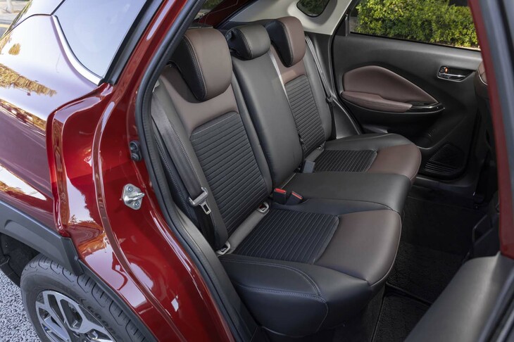 前後席間距離は885mmもあるので、後席の足もとは広々。リアヒーターダクトや2個のUSBソケットも装備されている。