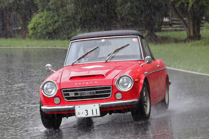 予想に反してタイムトライアル開始から数分のうちに雨は本降りとなり、たちまちコースはフルウエット状態に。車両は1969年「ダットサン・フェアレディ2000」（SR311）。北米の安全基準に適合させるためウインドシールドの丈が長くなり、クラッシュパッドの入ったインパネを備えた後期型で、通称「ハイウィンドウ」。
