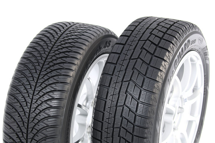 横浜ゴムのスタッドレスタイヤ「アイスガード6」（右）と、2020年1月に本格発売となったオールシーズンタイヤ「ブルーアース4S AW21」（左）。