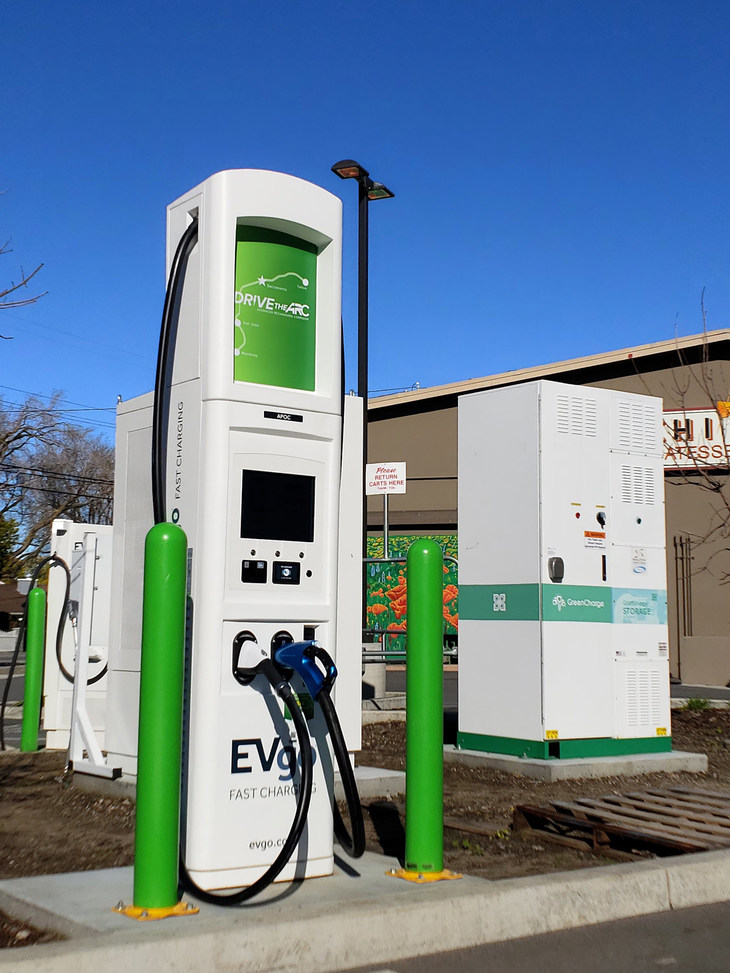 充電インフラでは、既存の急速充電を超える超急速充電の開発が進んでいるが、高電流・高電圧化に対する安全性の確保、水冷冷却システムの採用によるによる高コスト化、そして電力グリッドへの影響など、本格的な普及にはまだ課題が多い。写真はNEDOと日産が米カリフォルニア州に設置した100kWの超急速充電器。CHAdeMO協議会では、2020年をめどに急速充電器の最大出力を350kWまで引き上げる予定だ。