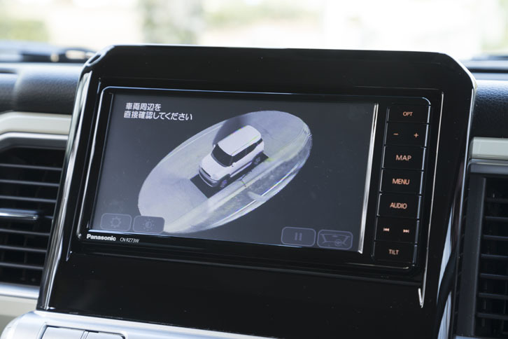 オプションで用意される全方位モニター用カメラの画面。バックビューやサイドビュー、自車を真上から見下ろした俯瞰（ふかん）画像などの表示に加え、ななめ上からの映像を表示する「3Dモニター」機能も搭載。自車付近の障害物の有無を、さまざまな角度から確認できるようになった。