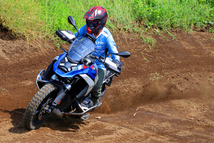 「R1300GS」でいざオフロードへ。タイヤの空気圧は前後ともに2.0barまで下げ、ライディングモードはリアABSが一時的にカットされる「エンデューロプロ」を選んだ。