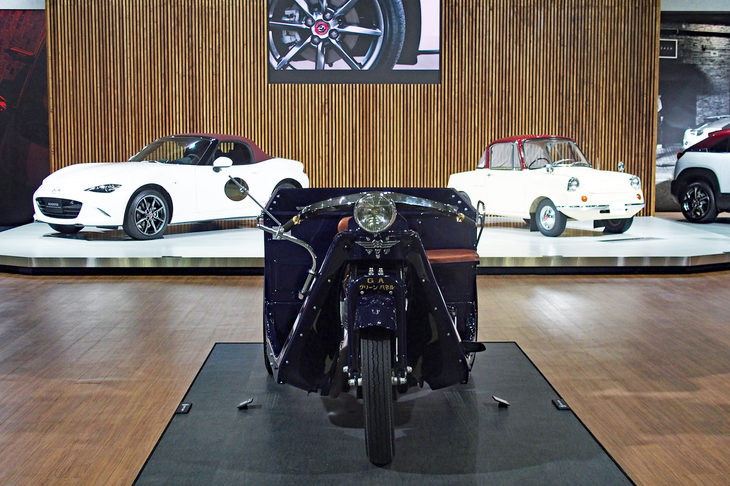 三輪トラックの「GA型」（中央）と、軽乗用車「R360クーペ」（右）、現行モデルの「ロードスター」（左）。