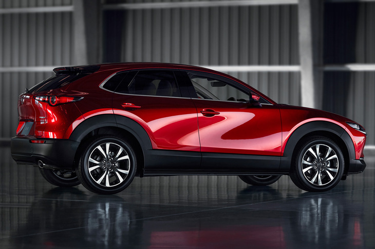 サイドビューに動きがあるクルマといえば、やっぱりマツダだ。写真はコンパクトSUVの「CX-30」。ドアパネルのピークは、カウルからリアフェンダーのトップにかけて、緩やかに下降。リフレクションも大胆の極みである。