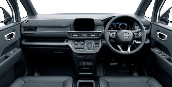 インテリアでは、スエード調表皮のソフトパッドをダッシュボードの上部やドアライニングに採用。