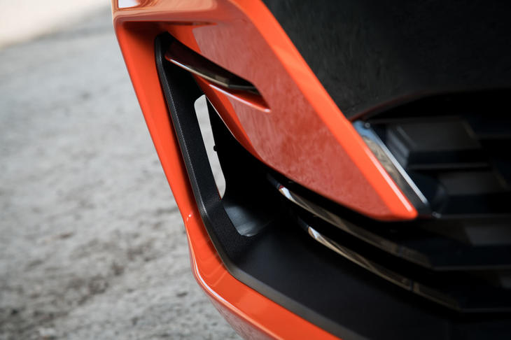 フロントバンパーの左右には写真の通り通風孔が。BMWやメルセデス・ベンツなどにも用いられている技術で、バンパーやフロントタイヤ周辺の空気の流れを整える効果がある。