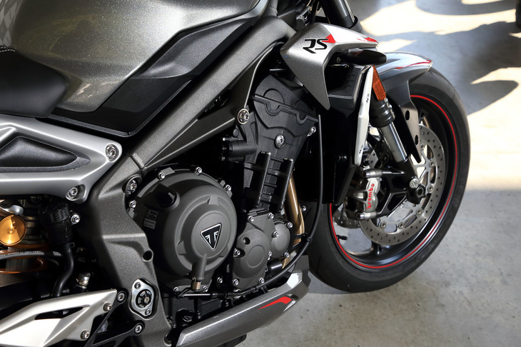 パラレルツイン（直列2気筒）に次ぐ、トライアンフの伝統的ユニットである直列3気筒エンジン。「ストリートトリプルRS」のそれは排気量が765ccで、最高出力123PS、最大トルク79N・mを発生する。