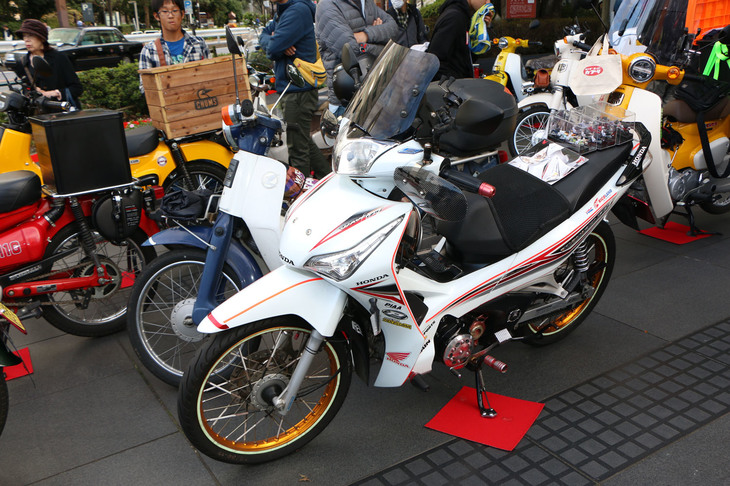 一見、スクーターにも見える「ウエーブ125i」も、立派な「カブ」一族。いわゆるご当地カブだ。このタイ製のカブは、125ccエンジンを搭載。iはインジェクション仕様を意味する。日本には並行輸入で上陸しているようだ。