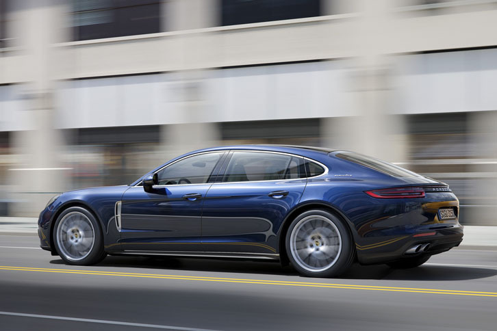 通常モデルからホイールベースが150mm延ばされている。