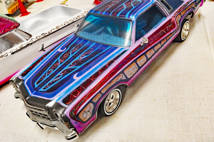 ローライダーの一台。こうした模様はすべて筆塗りとのことだが、対象が小さい分、実車に描くよりもむずかしいのでは？