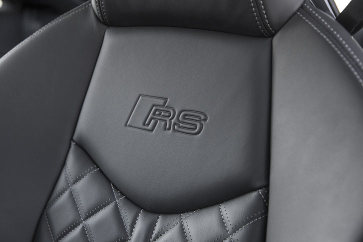 軽量設計のヘッドレスト一体型RSスポーツシート。シートバックに「RS」の文字が刻まれる。