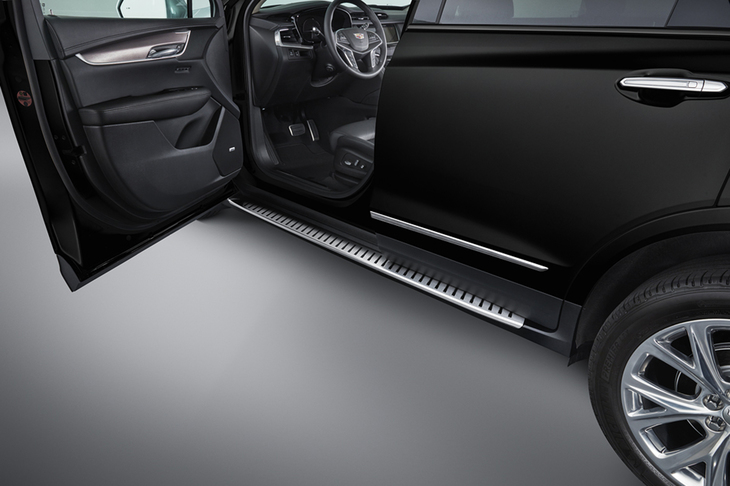 室内へのアクセスをサポートする「アシストステップ」。