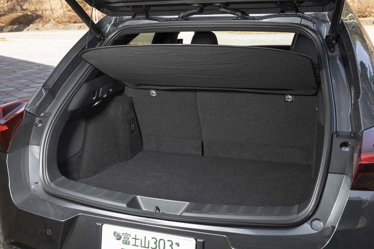 荷室の容量はガソリンモデルと同じ310リッター（ハイブリッド車は268リッター）。リアシートの背もたれを倒せばゴルフバッグを縦に積める。