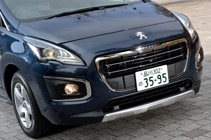 フローティンググリルが特徴のフロントマスク。2014年のマイナーチェンジを機に、デザインが改められた。