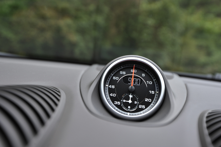 オプション「スポーツクロノパッケージ」を選択すると、ダッシュボードの中央にストップウオッチ機能を備えたクロックが装着される。