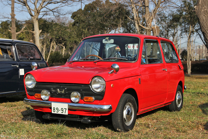 1968年「ホンダN360S」。通称NⅠ（エヌワン）のスポーティー仕様だが、冬場に空冷エンジンのオーバークールを防ぎ、ヒーターの効きをよくする純正のグリルカバーを装着している。