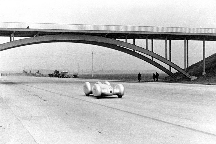 アウトバーンはメルセデス・ベンツとアウトウニオンによる最高速記録会の舞台ともなった。写真は、1939年2月9日にデッサウ－ビターフェルト間で行われた、メルセデス・ベンツの記録会の様子。車両はグランプリカーの「W154」をベースに空力ボディーを架装したレコードカーで、レーシングドライバーのルドルフ・カラチオラが運転した。