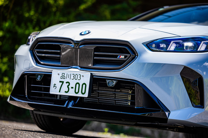 BMWの象徴たるキドニーグリルに立体的なプレスラインを用いて新世代を印象づける「2シリーズ グランクーペ」のフロントフェイス。環状のシグネチャーを2回繰り返す、ツインサーキュラーのアダプティブLEDヘッドランプが全車に採用される。