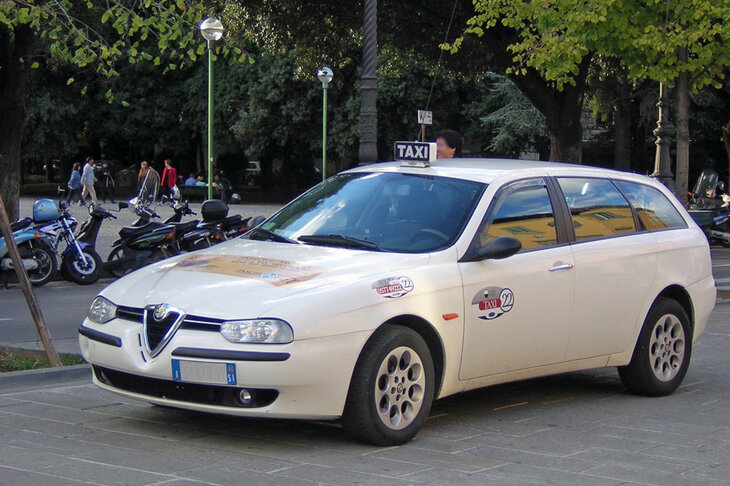 前期型の「アルファ・ロメオ156スポーツワゴン」。その荷室容量から、イタリアでは写真のようにタクシーとしても使われていた。シエナで2003年筆者撮影。