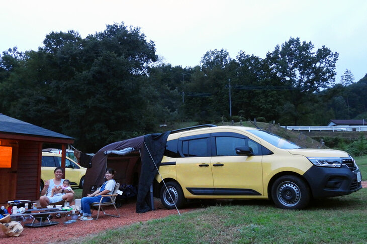 イベント参加者のマイカーだった。オーナーの秋重さんは、キャンプやアウトドアを楽しみたくて2023年11月に「ルノー・カングー」を購入したばかり。奥さまいわく「ルノー・カングーはこういう参加しやすいイベントがあってうれしい」とのことだ。